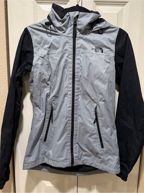 The North Face Women's Two-Tone Hooded Shell Jacket - Light Gray & Black